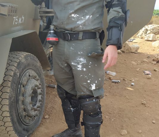 דיווח: עשרות רעולי פנים תקפו שוטרים בעת פינוי מאחז סמוך ליצהר