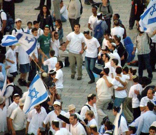 ממשיכים להסתגר: לראשונה, שלוש יחידות לימוד לבגרות ב"ציונות דתית" ריקוד דגלים