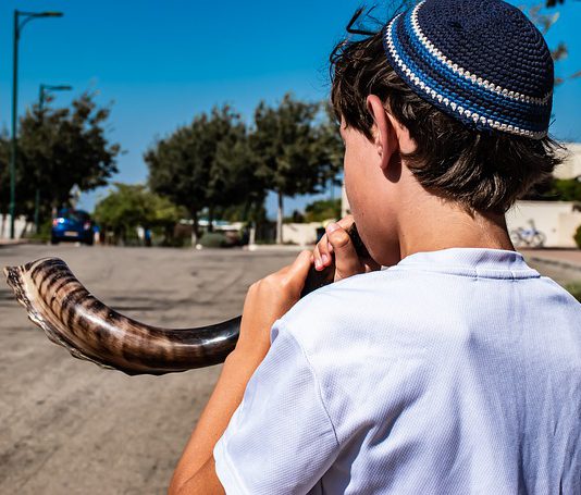 ימים נוראים בקורונה | הראשון לציון: "לשמוע תקיעות שופר דרך החלון, סליחות אפשר גם בטלפון" תקיעת שופר