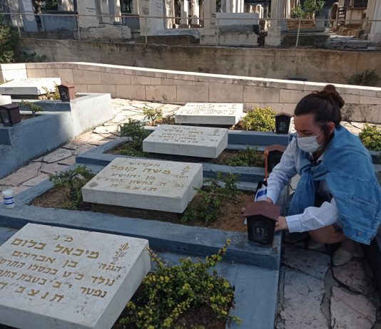 לקראת יום הזיכרון: עשרות אלפי חניכי בני עקיבא במיזם "נר לנופל" בבתי העלמין