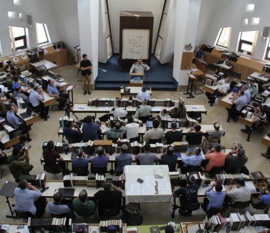 מרשים ומדהים: תעודת חבר בכתב יד קליגרפי עשיר על דף צבעוני מודפס של מוסד שערי תורה