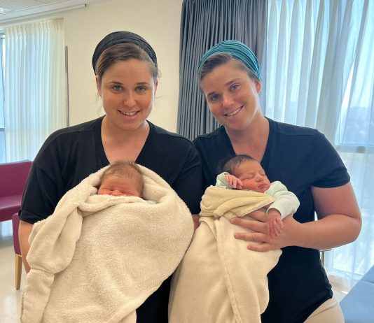 התאומות הזהות ילדו יחד בן באותו היום