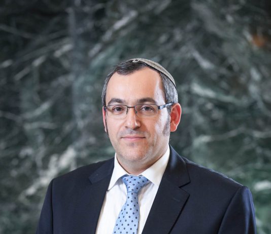 מנהלת תערוכה מוכרת בגרמניה פוטרה לאחר שהוצג בתערוכתה מיצג אנטישמי