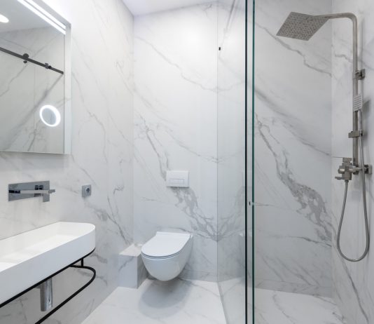 מה זה מקלחון מקיר לקיר והאם זה מתאים לכם?