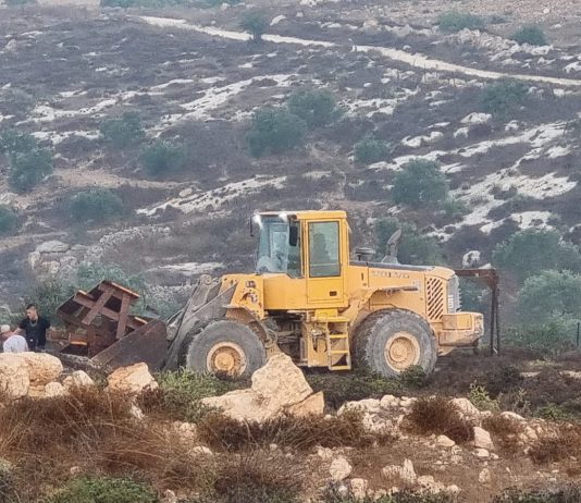 כוחות משטרה הורסים כעת מצפה ומספר מבנים בסמוך לישוב עמיחי