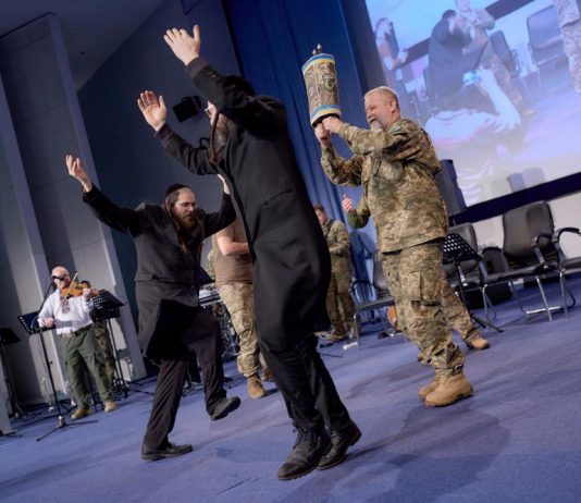 תיעוד בצל המלחמה: מעמד הכנסת ספר תורה מרגש בקייב אוקראינה