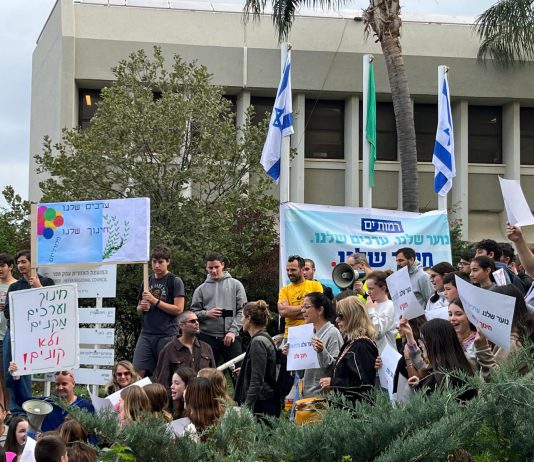 הבוקר התקיימה הפגנה של מאות תושבי עמק חפר נגד רשת החינוך "רוח הגולן"