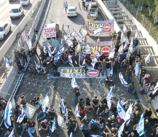 האלימות של מפגיני השמאל גוברת: מפגינים חסמו את כביש 1