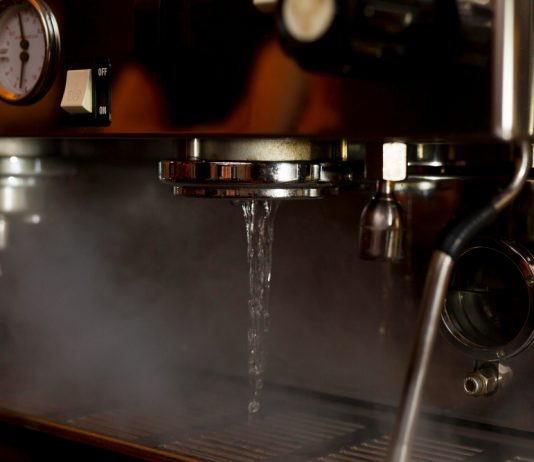 השפעת איכות המים על מכונות קפה: חשיבות ותחזוקה