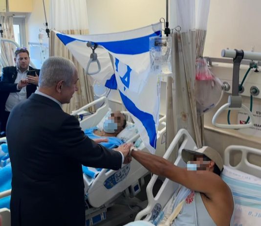 נתניהו בביקור החיילים הפצועים: "אנחנו מכים בטרור בעוצמה ובנחישות"