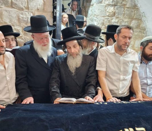 מתפללים בקבר יוסף