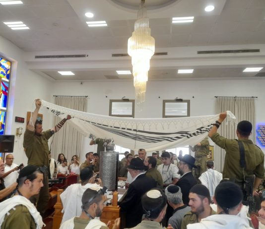 תחת טלית כל הנערים.