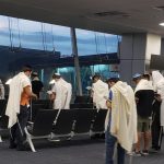מתפללים בשדה התעופה