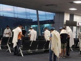מתפללים בשדה התעופה