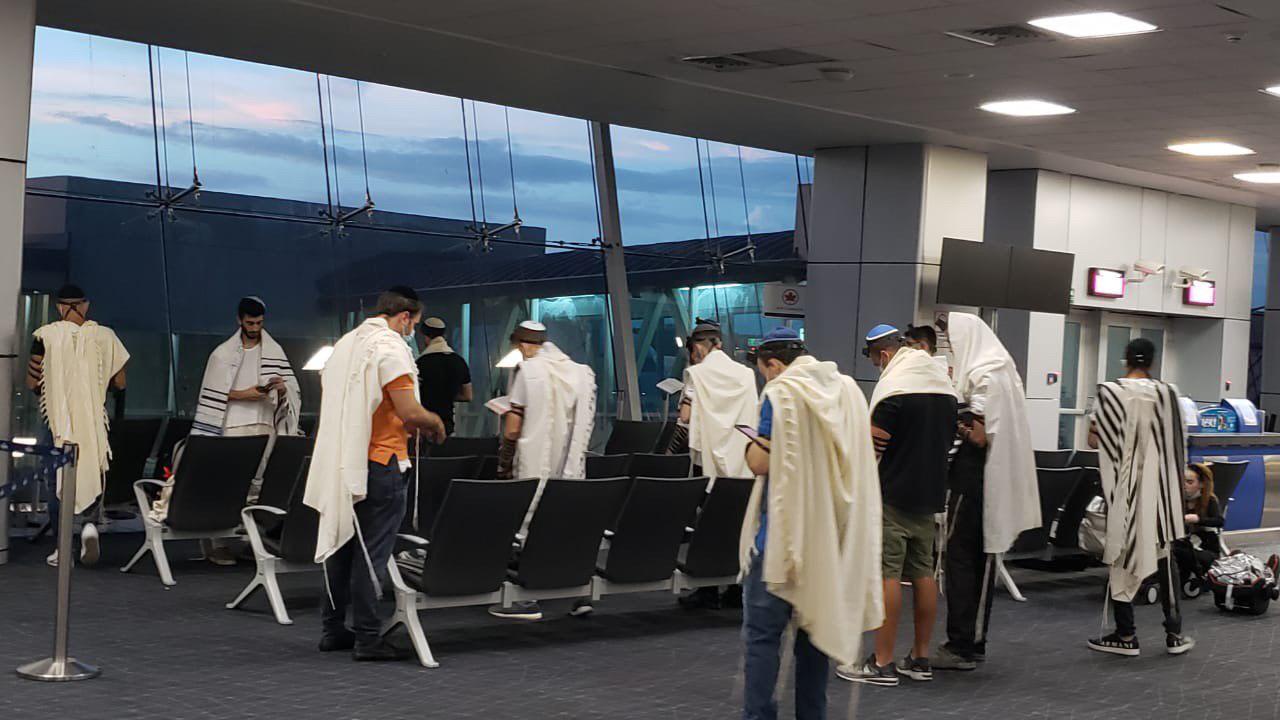 מתפללים בשדה התעופה