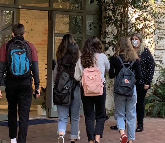 מעצר חריג בחצר בית ספר בפ"ת