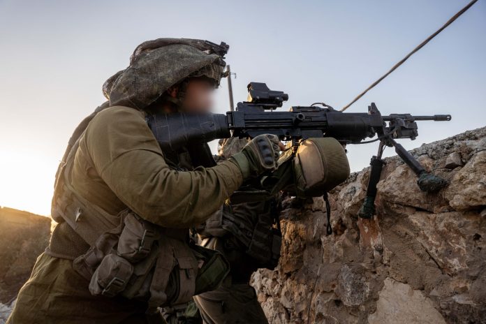 כוחות צהל בדרום לבנון. חיילים. מקלע נגב צילום דובר צהל