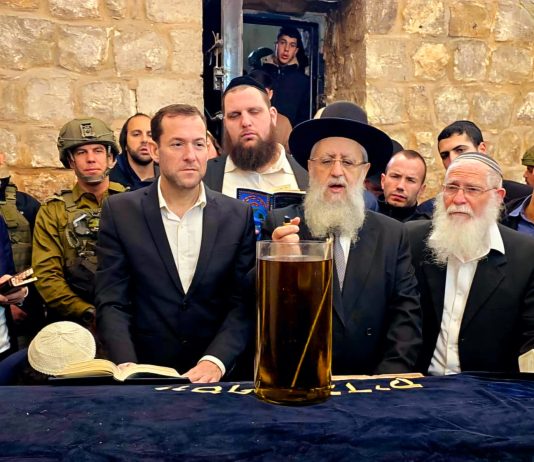 הראשון לציון בקבר יוסף: "עם ישראל הוא הבעלים של קבר יוסף, לכן אנחנו כאן" הראשון לציון הרב דוד יוסף בקבר יוסף
