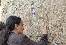 אמילי דמארי בכותל המערבי