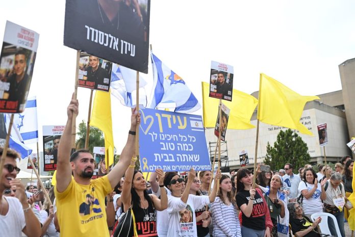 כיכר החטופים בזמן שחרור השבוי עידן אלכסנדר 12.5.25 צילום מאושר לשימוש חדשותי - קרדיט ליאור רוטשטיין