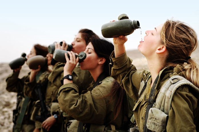 לוחמות חיילות מסע משמעת מים מדבר צילום דובר צהל