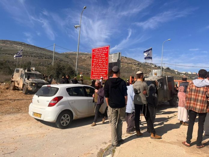 התיישבות מתנחלים צבי סוכות שטח איי שטח A שלט אדום הרשות הפלסטינית צילום ללא קרדיט 1