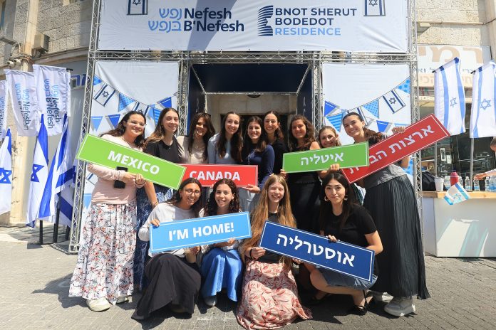בנות השירות הלאומי הבודדות בכניסה לביתן החדש. קרדיט צילום יונית שילר