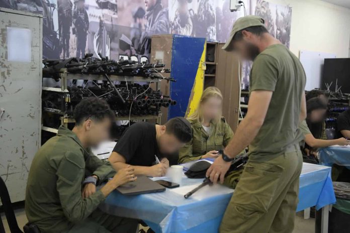 חיילי מילואים נערכים לקראת התמרון בעזה. צילום דובר צהל