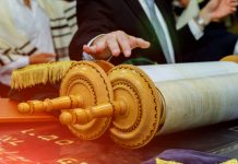 מלאכת האומן: איך יוצרים כתר לספר תורה?