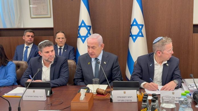 שר האוצר סמוטריץ נתניהו מזכיר הממשלה יוסי פוקס - כלכלה מיסים צילום קובי גדעון לעמ תקציב 2026