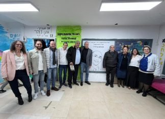 שמונה שנים לפיגוע בו נרצח הרב איתמר בן גל הי"ד: קביעת מזוזה בסניף "עזרא" שנבנה לזכרו