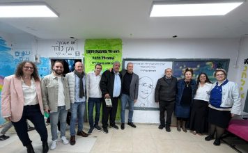 שמונה שנים לפיגוע בו נרצח הרב איתמר בן גל הי"ד: קביעת מזוזה בסניף "עזרא" שנבנה לזכרו