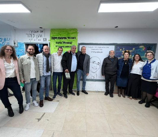 שמונה שנים לפיגוע בו נרצח הרב איתמר בן גל הי"ד: קביעת מזוזה בסניף "עזרא" שנבנה לזכרו