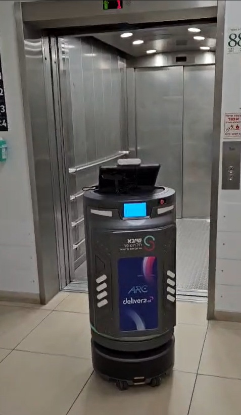 רובוט אוטונומי של deliverz.ai במסדרונות בית חולים שיבא