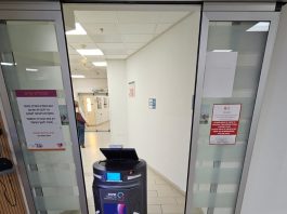 רובוט אוטונומי של deliverz.ai במסדרונות בית חולים שיבא