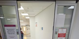 רובוט אוטונומי של deliverz.ai במסדרונות בית חולים שיבא