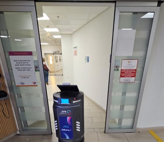 רובוט אוטונומי של deliverz.ai במסדרונות בית חולים שיבא
