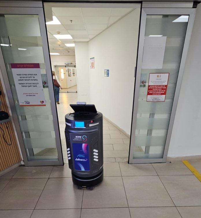 רובוט אוטונומי של deliverz.ai במסדרונות בית חולים שיבא