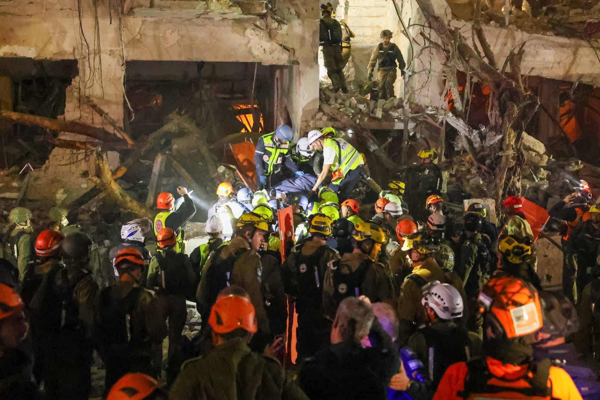 חילוץ לכודים בבניין שקרס בעקסות נפילת טיל בתל אביב