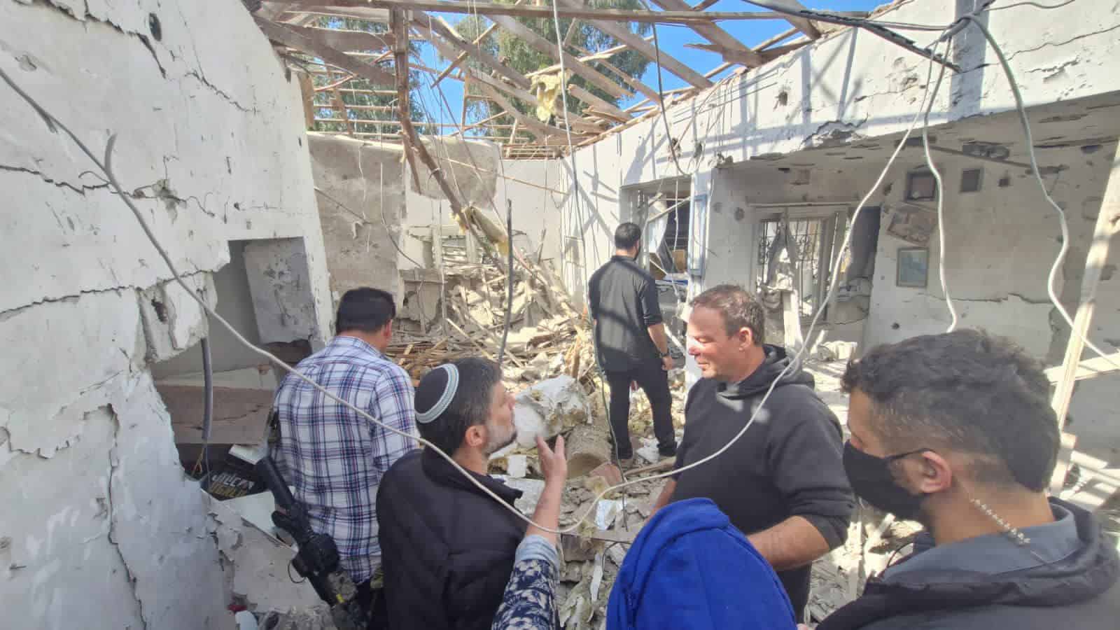 שר האוצר בצלאל סמוטריץ' בזירת נפילה בפתח תקווה