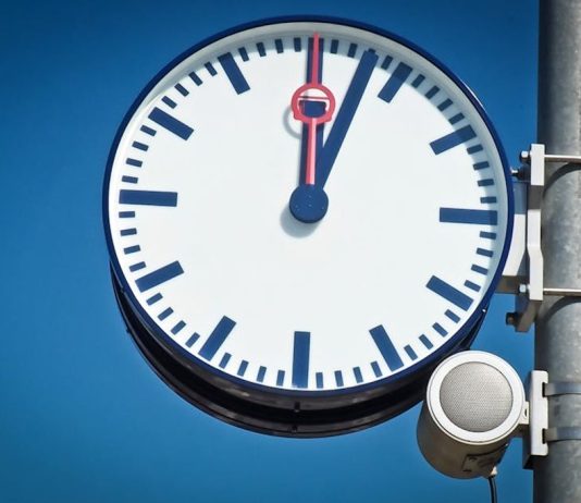 סדר בעבודה: למה יותר עסקים עוברים לניהול נוכחות דיגיטלי