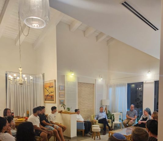 אדלשטיין במפגש עם עקורי גוש קטיף: "ההיסטוריה כבר שפטה מי צדק"
