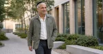 ישראל פיגא הולך בקמפוס מחקר מודרני בלייקווד, ניו ג׳רזי