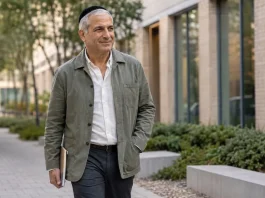 ישראל פיגא הולך בקמפוס מחקר מודרני בלייקווד, ניו ג׳רזי