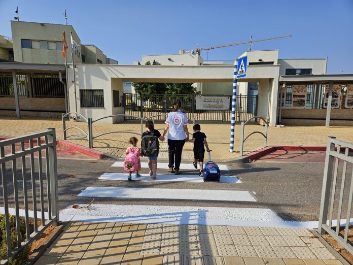 עוברים את הכביש בבטחה - צילום דוברות מדא (2)