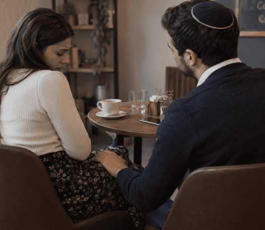 זוג דתי בדייט