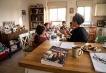 בין שבעה ילדים לספר נועז: נאוה אייזנבך שוברת את קשר השתיקה של אמצע החיים